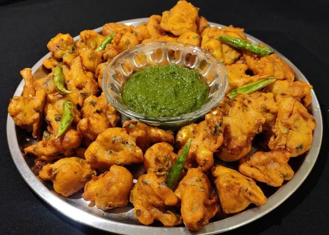 How to Make Crispy Cabbage Pakora with Mint Chutney